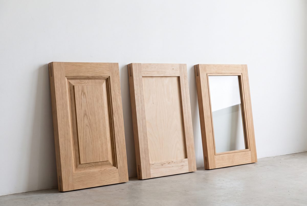 Füllungsvarianten für Rahmentüren: Massivholz-Kassette, glatte Sperrholzfüllung und Glas