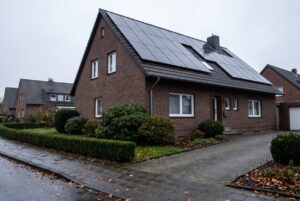 Einfamilienhaus aus dunklem Klinker im Ruhrgebiet mit schwarzen Photovoltaikmodulen auf dem Dach