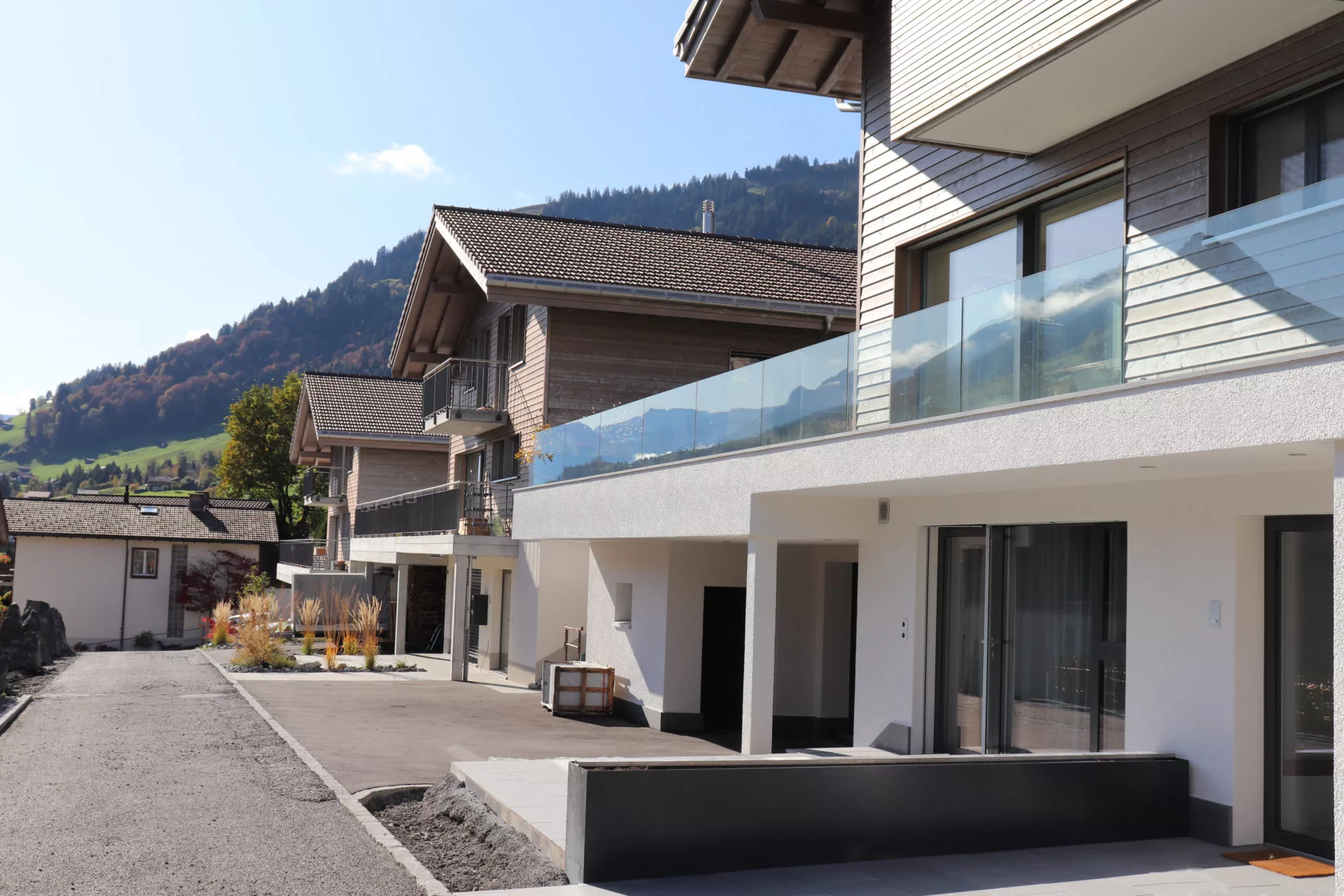 Modernes Einfamilienhaus mit Fenstern und Glasbrüstung